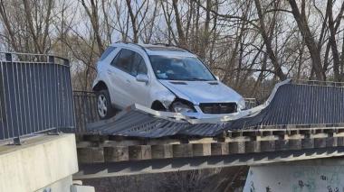 Samochód zawisł na moście