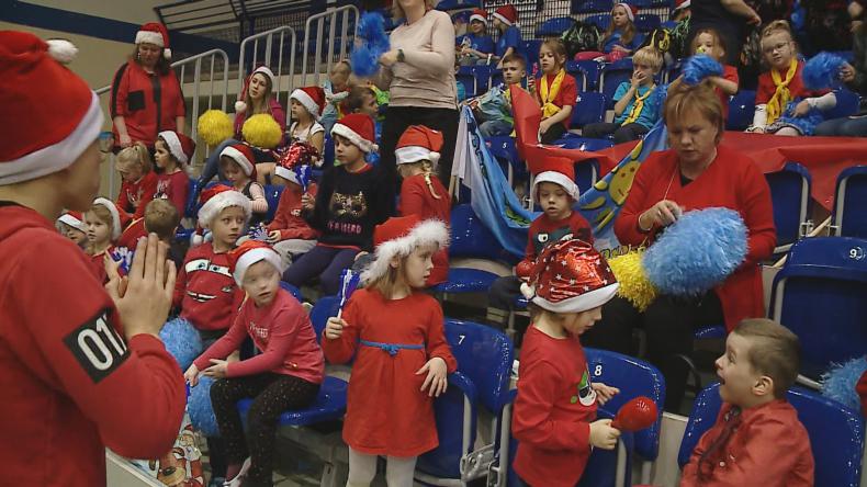 Ósmoklasiści zorganizowali przedszkolakom „Olimpiadę u Mikołaja”