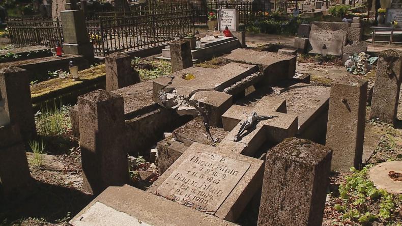 Zniszczone nagrobki na „Wejherowskich Powązkach”