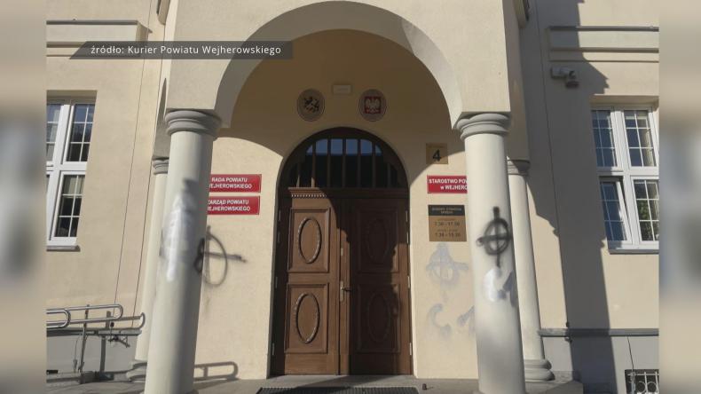 Nazistowskie graffiti na wejherowskim starostwie