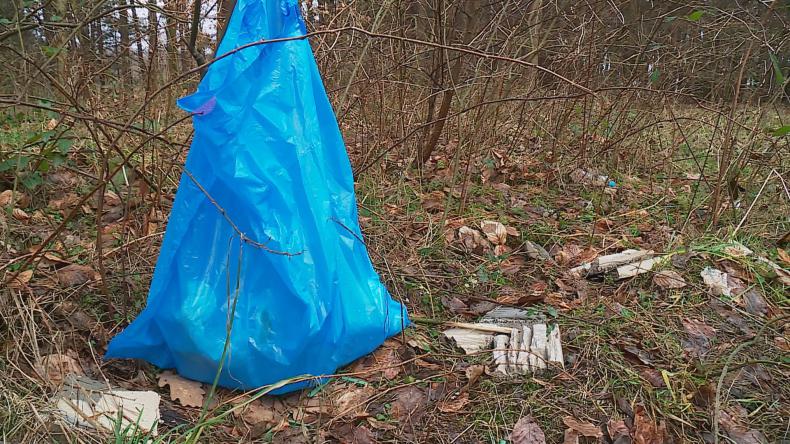 Mieszkańcy pytają – co zrobić z bałaganem przy osiedlu?