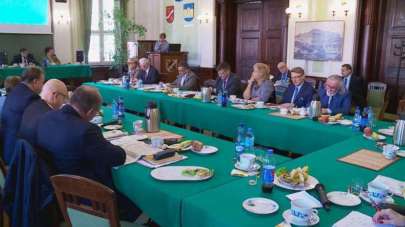 O bezpieczeństwie, inwestycjach i szkolnictwie na sesji