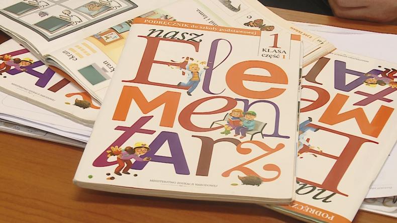 Elementarze krótkiej żywotności. Już nie cieszy, że darmowe