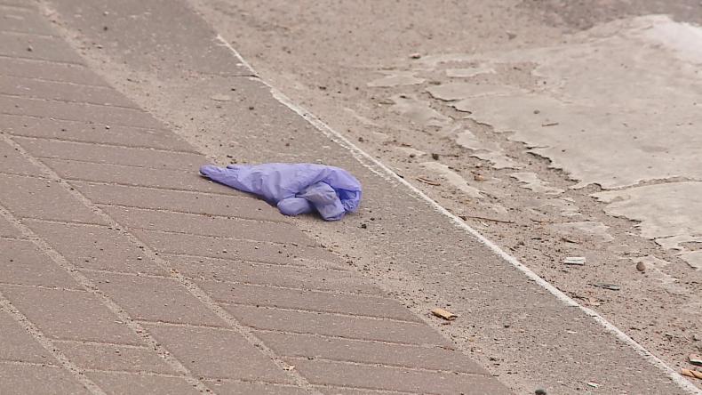 Zużyte rękawiczki zaśmiecają otoczenie