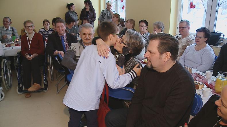 Dbają o babcie i dziadków – nie tylko swoich