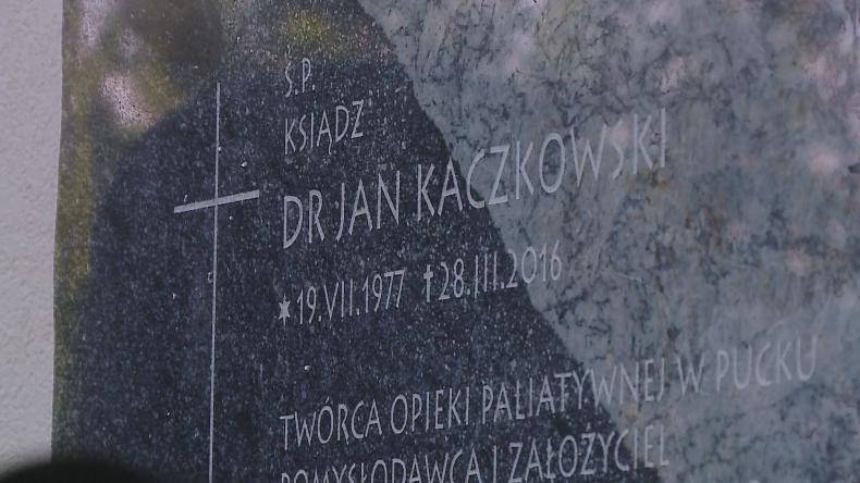 Odsłonięcie tablicy upamiętniającej ks. Jana Kaczkowskiego w Pucku