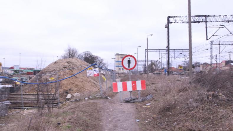 Mieszkańcy nielegalnie przekraczają tory na budowie