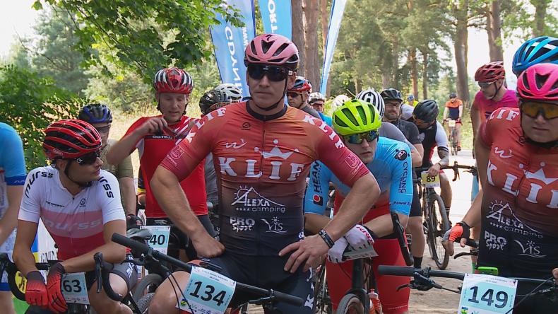 Setki kolarzy ponownie stanęło na starcie wyścigu w Żarnowcu