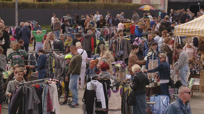 Tłumy wystawców i odwiedzających na Pchlim Targu w Redzie