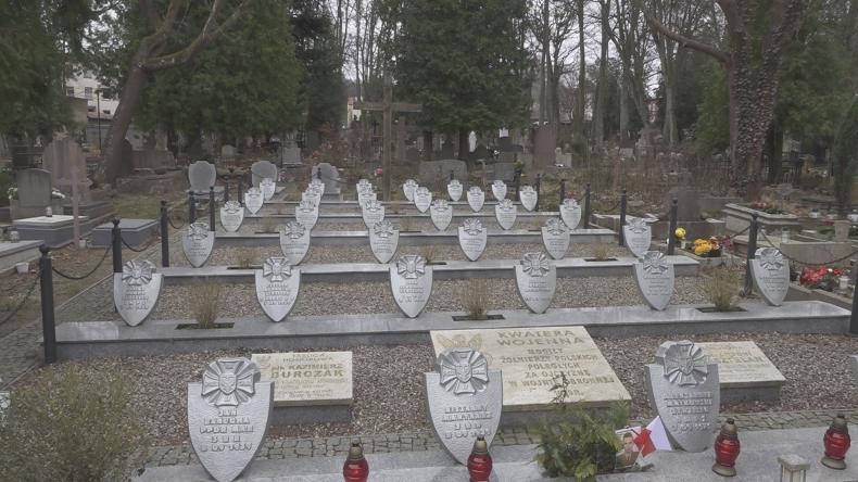 Złożyli kwiaty na mogiłach żołnierzy