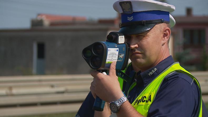 Policjanci sprawdzają motocyklistów