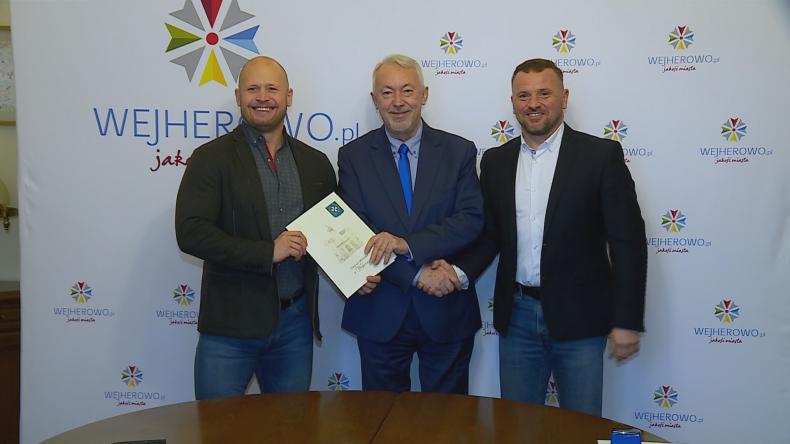 Tytani ze stoma tysiącami od miasta