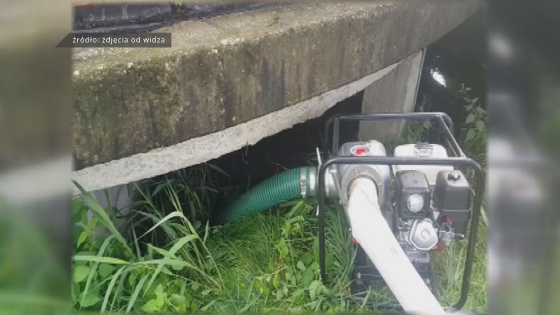 Ścieki lecą z pola do zatoki
