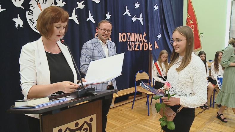 Ósmoklasiści pożegnali się ze szkołą