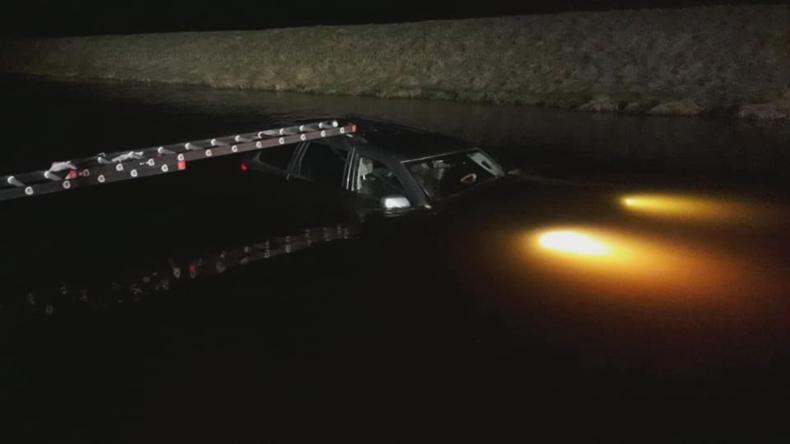 Wjechał do wody, na pomoc czekał na dachu