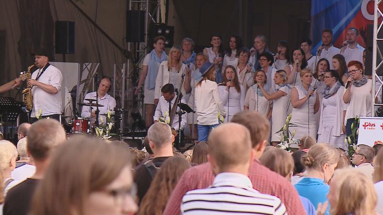Chórem świętowali na stadionie