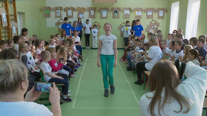 Wyjątkowy pokaz mody w szkole w Barłominie