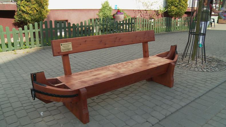 Ulica Wiejska ozdobiona łodziami