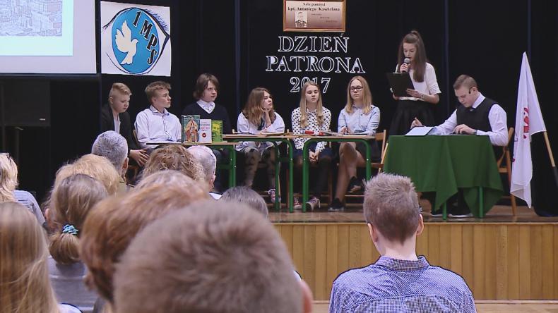 Likwidują gimnazja, co z patronami?