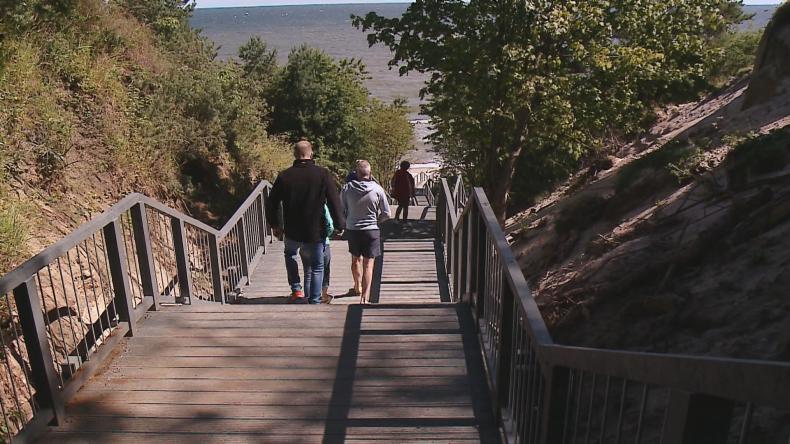 Turyści korzystają z nowych, bezpiecznych zejść na plażę