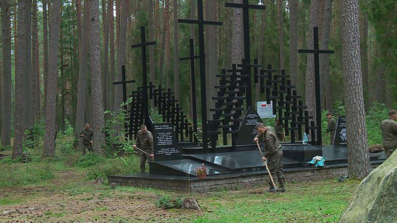 Żołnierze posprzątali miejsca pamięci