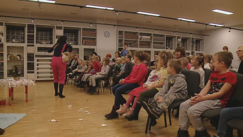 Świąteczny spektakl dla dzieci w bibliotece w Bolszewie
