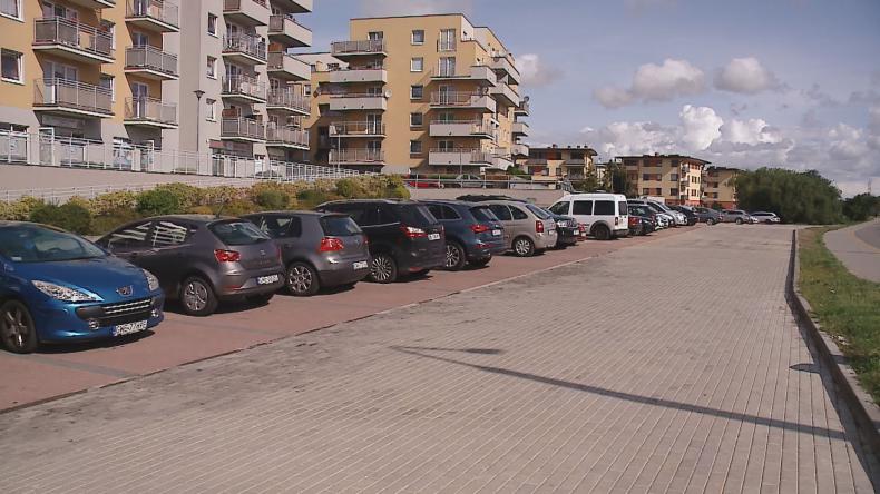 Więcej miejsc parkingowych w Redzie