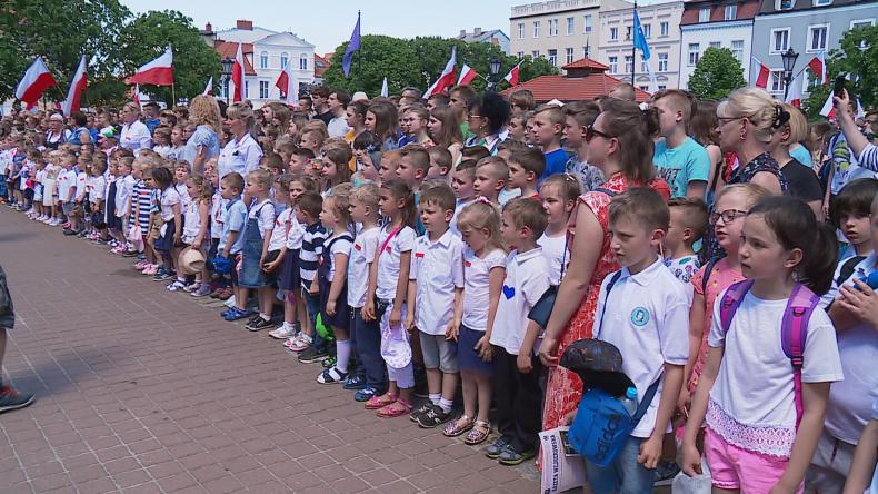Wspólnie odśpiewali hymn przed ratuszem