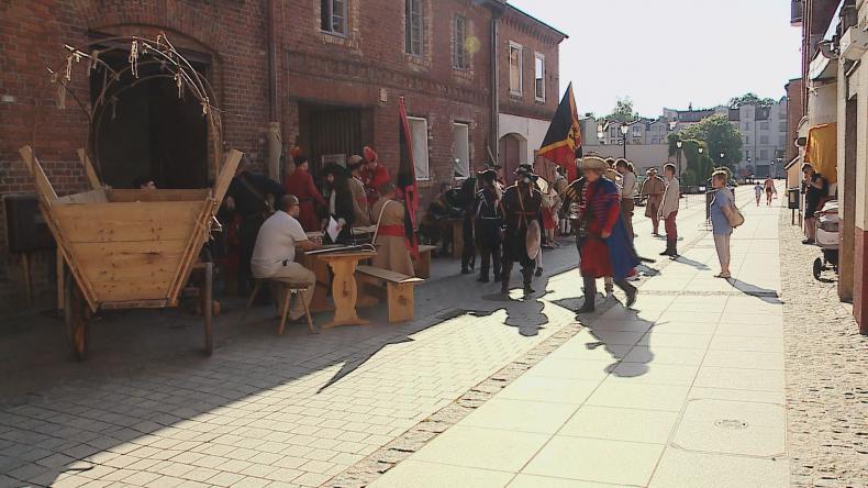 Historyczna inscenizacja na ulicy Wałowej