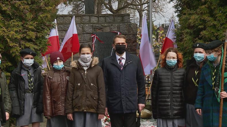 W minioną sobotę minęło 76 lat od zakończenia II wojny światowej w Europie. Z tej okazji na cmentarzu w Kosakowie, przy kwaterach poległych żołnierzy przedstawiciele gminnej społeczności złożyli kwiat