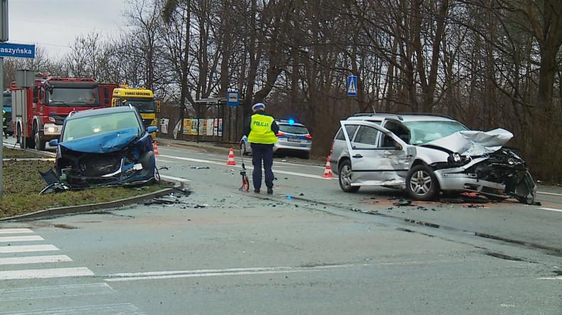 Wypadek na DK6 – dwie osoby w szpitalu