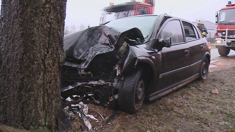 Samochód uderzył w drzewo, dwie osoby poszkodowane