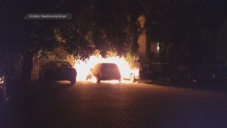 Trzy samochody uszkodzone w pożarze