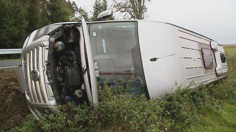 Bus pełen pasażerów wypadł z drogi w Zamostnym