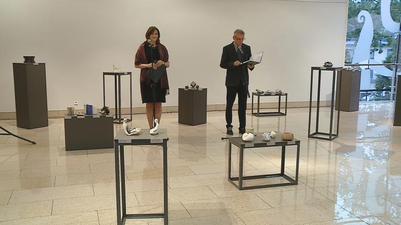 Ceramiczne dzieła na wystawie w filharmonii