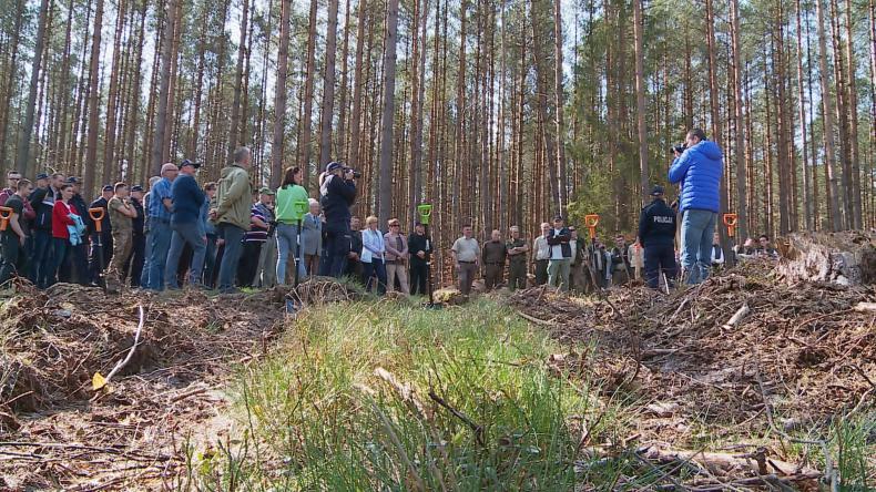 Policjanci i leśnicy świętowali sadząc dęby
