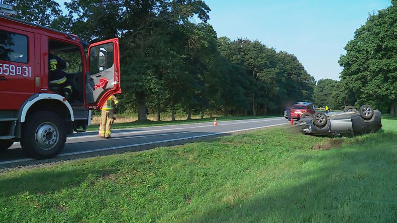 Służby interweniowały przy zderzeniu osobówek i dachowaniu