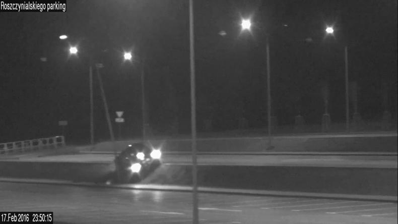Driftował po parkingu – rozbił auto