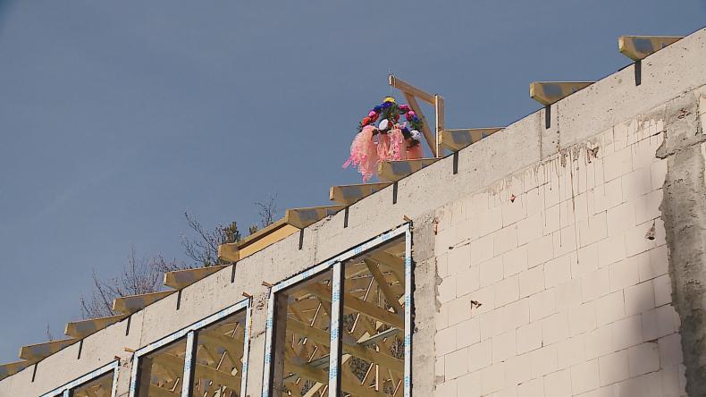 Wiecha zawisła na nowym budynku redzkiej szkoły