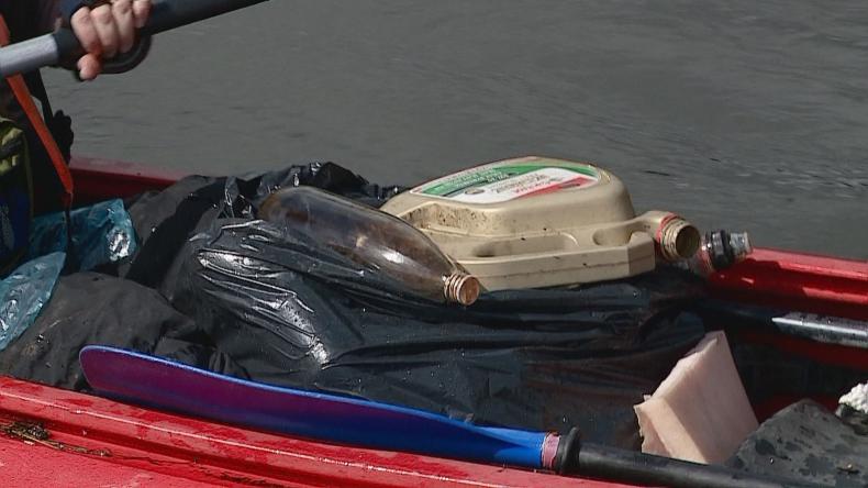 Sprawdź jakie śmieci lądują w rzece