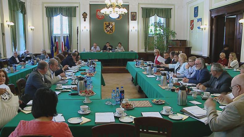 O budżecie, przedszkolu i zabytkach na sesji