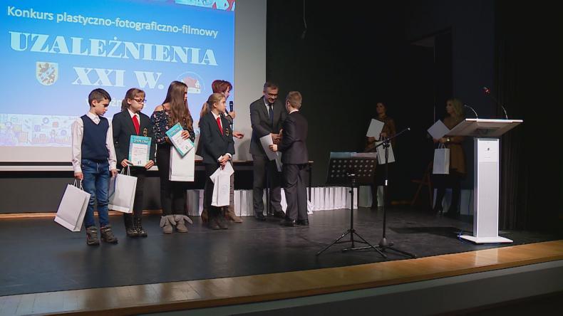 Komputer i komórka na cenzurowanym