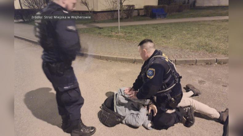 Niszczył samochody i groził podpaleniem bloku