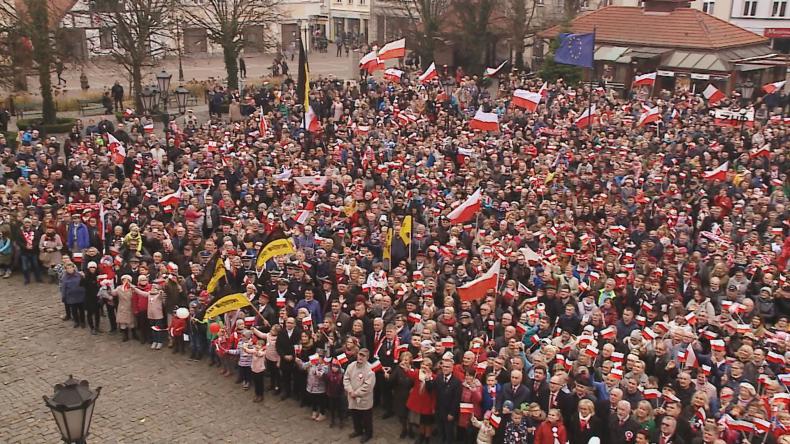 Wspólne zdjecie i parada mieszkańców miasta i powiatu