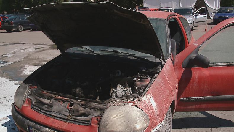 Samozapłon na parkingu pod marketem