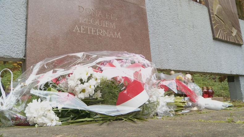 Składanie kwiatów na cmentarzu żołnierzy radzieckich