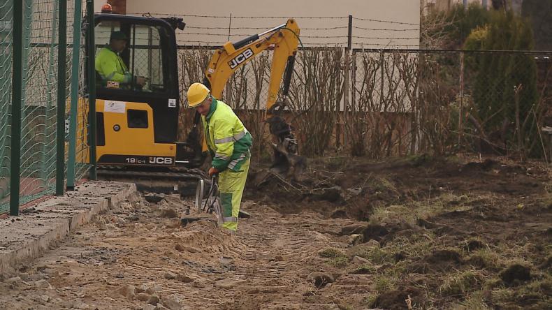 Trwa budowa boiska do piłki siatkowej