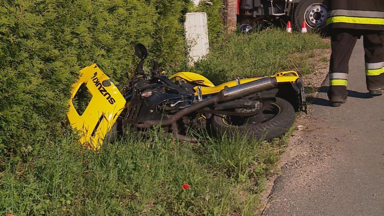 Wypadek osobówki z motocyklem, zginęła pasażerka jednośladu