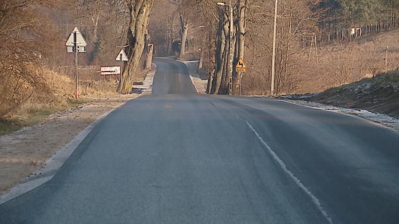 Nowy asfalt z oszczędności, powiat oddaje ostatnie inwestycje w tym roku