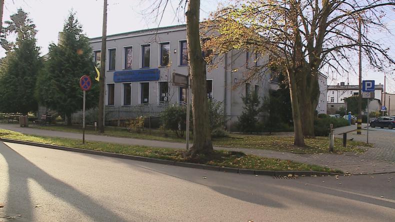 Bibliotekarze dostarczają książki do potrzebujących